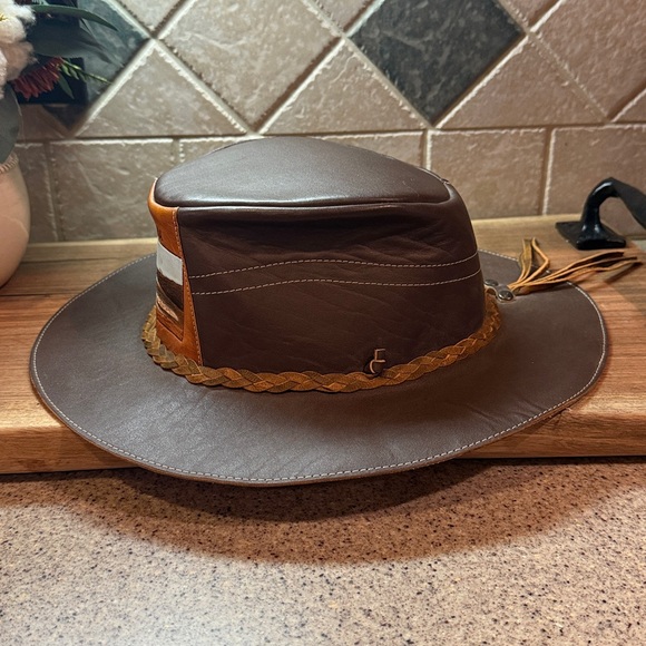 Aruba Natural Bridge Men’s Hat w/beaded leather trim/tassel - Picture 2 of 6